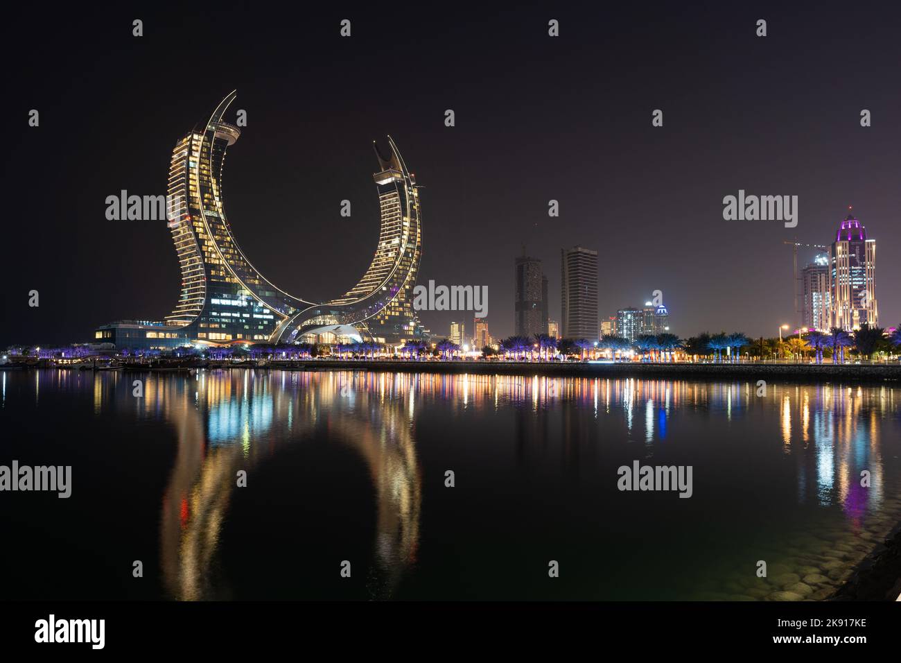 Belle vue de nuit sur la promenade de Lusail Marina City. Banque D'Images