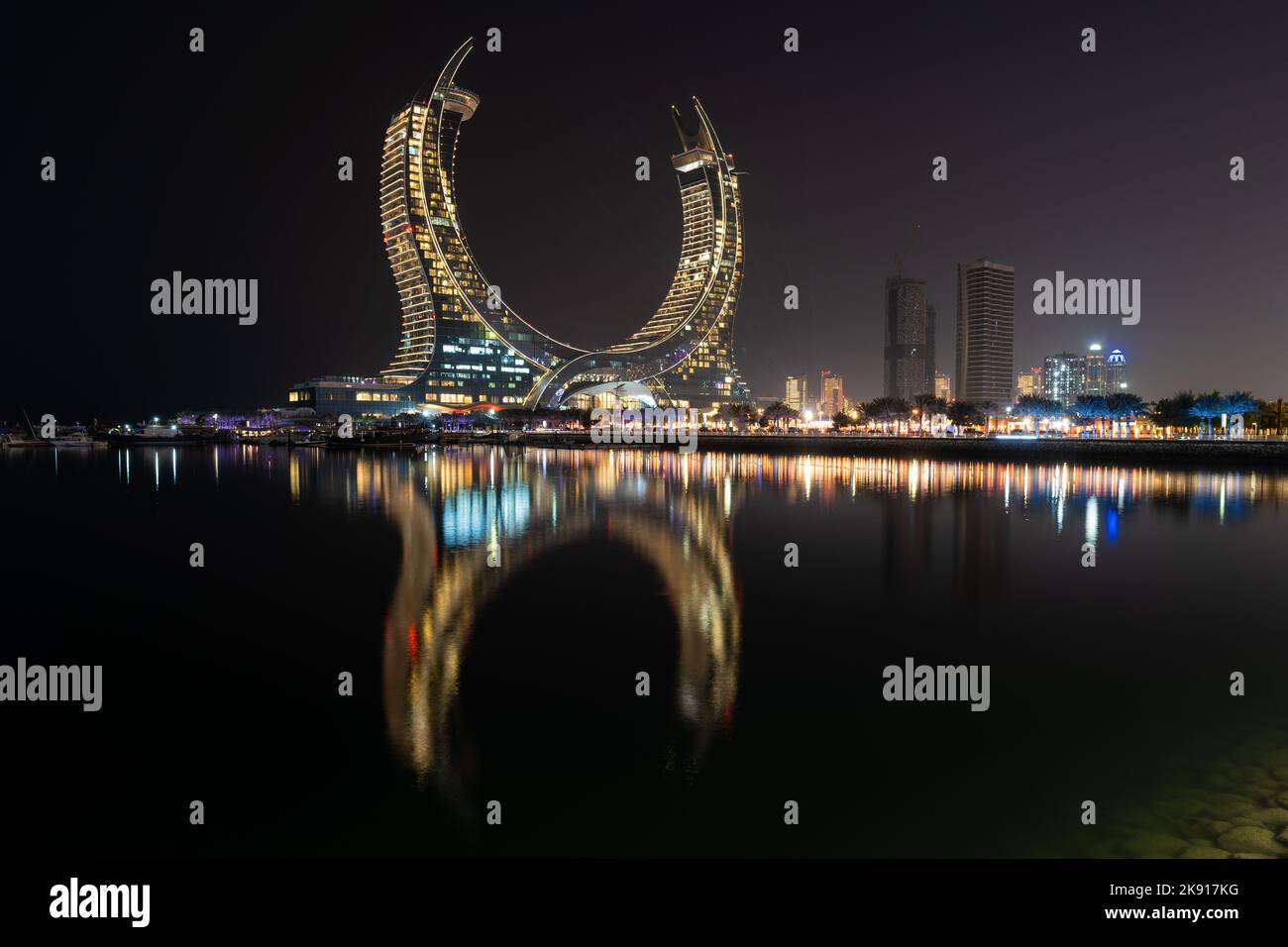 Belle vue de nuit sur la promenade de Lusail Marina City. Banque D'Images