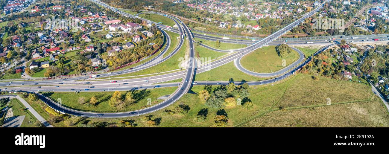 Franchissement routier à plusieurs niveaux. Sortie spaghetti sur l'autoroute internationale A4 avec la route Zakopianka et le chemin de fer, la partie de l'autoroute autour de Cracovie, Polan Banque D'Images