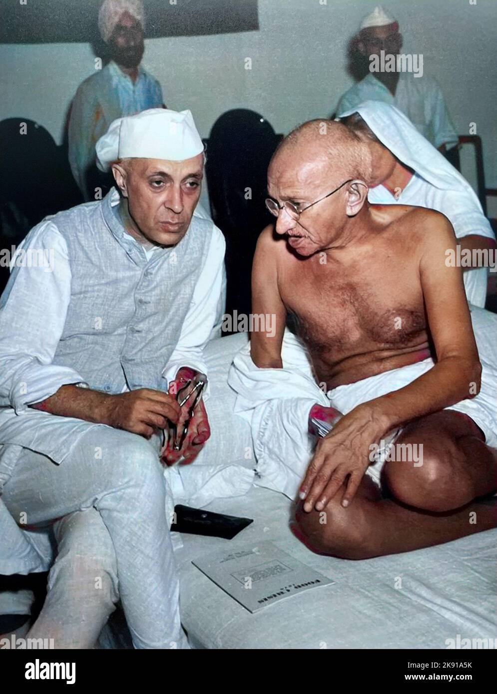 JAWAHARLAL NEHRU à gauche avec Mahatma Gandhi lors d'une réunion du Parti du Congrès indien à Bombay (aujourd'hui Mumbai) LE 6 juillet 1946 Banque D'Images