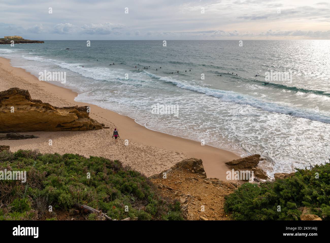 Une femme marchant sur la plage de Cresmina à Cascais, Portugal Banque D'Images