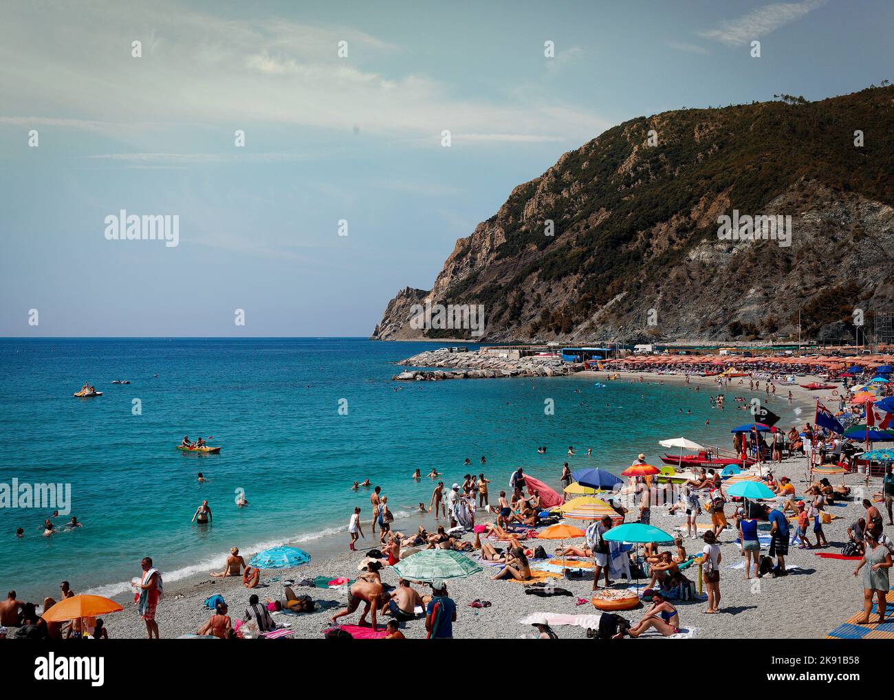 Une plage pleine de gens sur la côte des Cinque Terre Banque D'Images