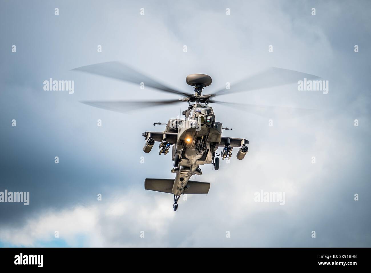 Gros plan à faible angle d'un hélicoptère militaire volant par une journée ensoleillée Banque D'Images