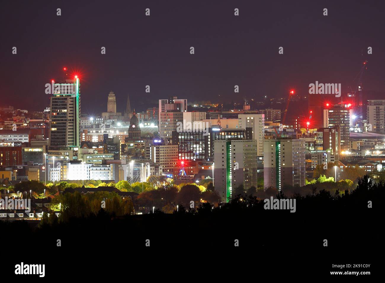 Vue de nuit sur Leeds City avec Bridgewater place et la tour de l'horloge de l'hôtel de ville Banque D'Images