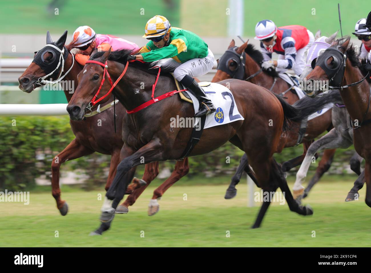 La course 3, UNE VOIX (2), portée par Vincent Ho Chak-Yiu, a gagné la classe 4 sur 1400m à Sha Tin. 23OCT22 SCMP / Kenneth Chan. Banque D'Images