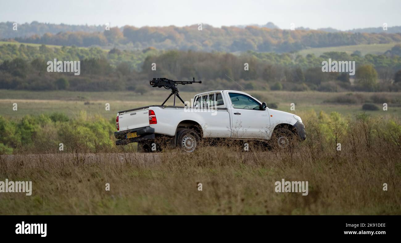 le pick-up blanc toyota hilux a été converti avec une mitrailleuse ...