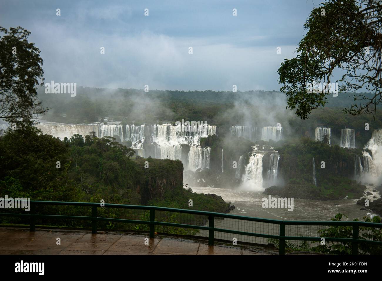 Chutes d'Iguazu avec les touristes par jour de pluie. Photo de haute qualité Banque D'Images