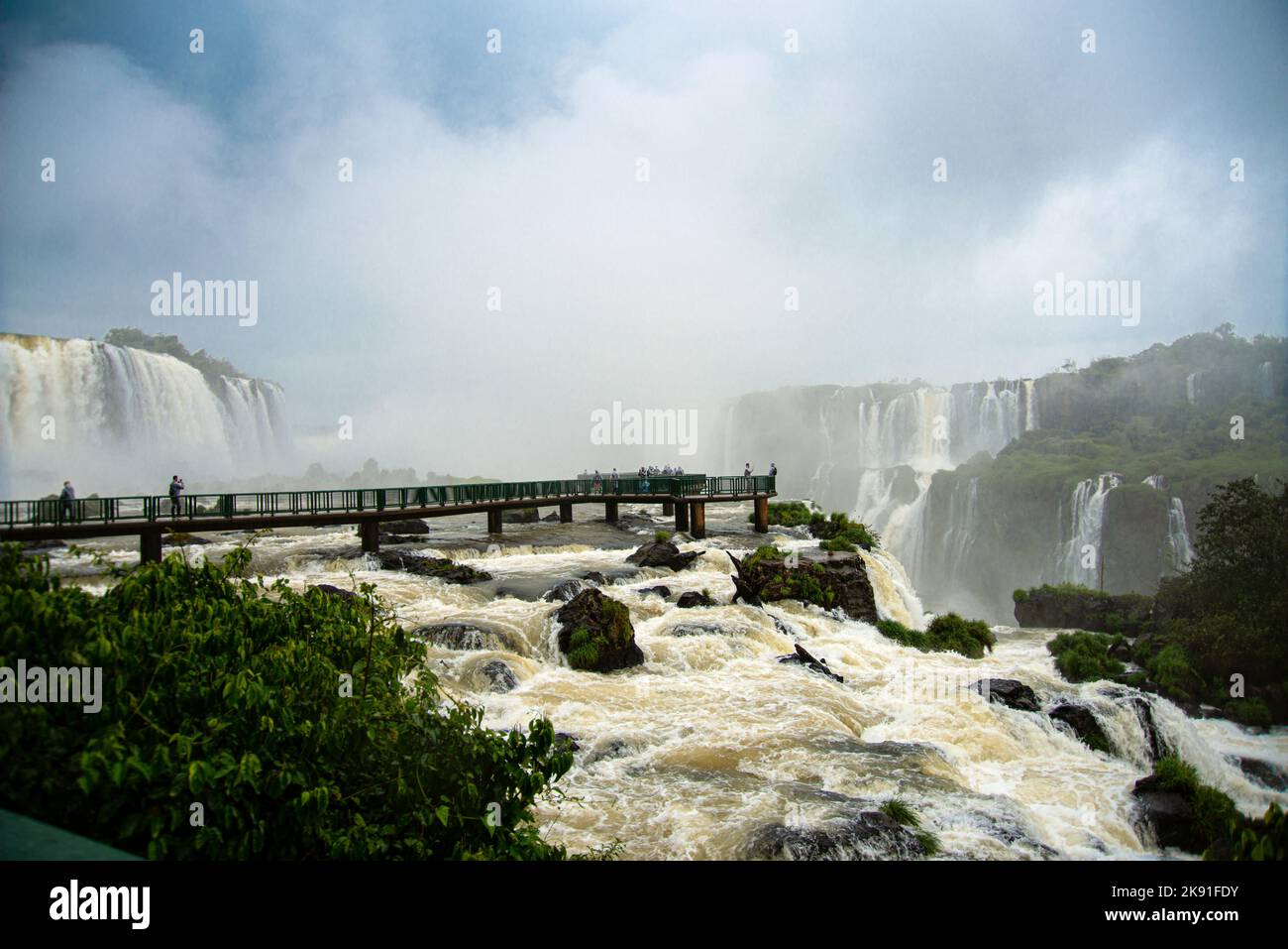 Chutes d'Iguazu avec les touristes par jour de pluie. Photo de haute qualité Banque D'Images