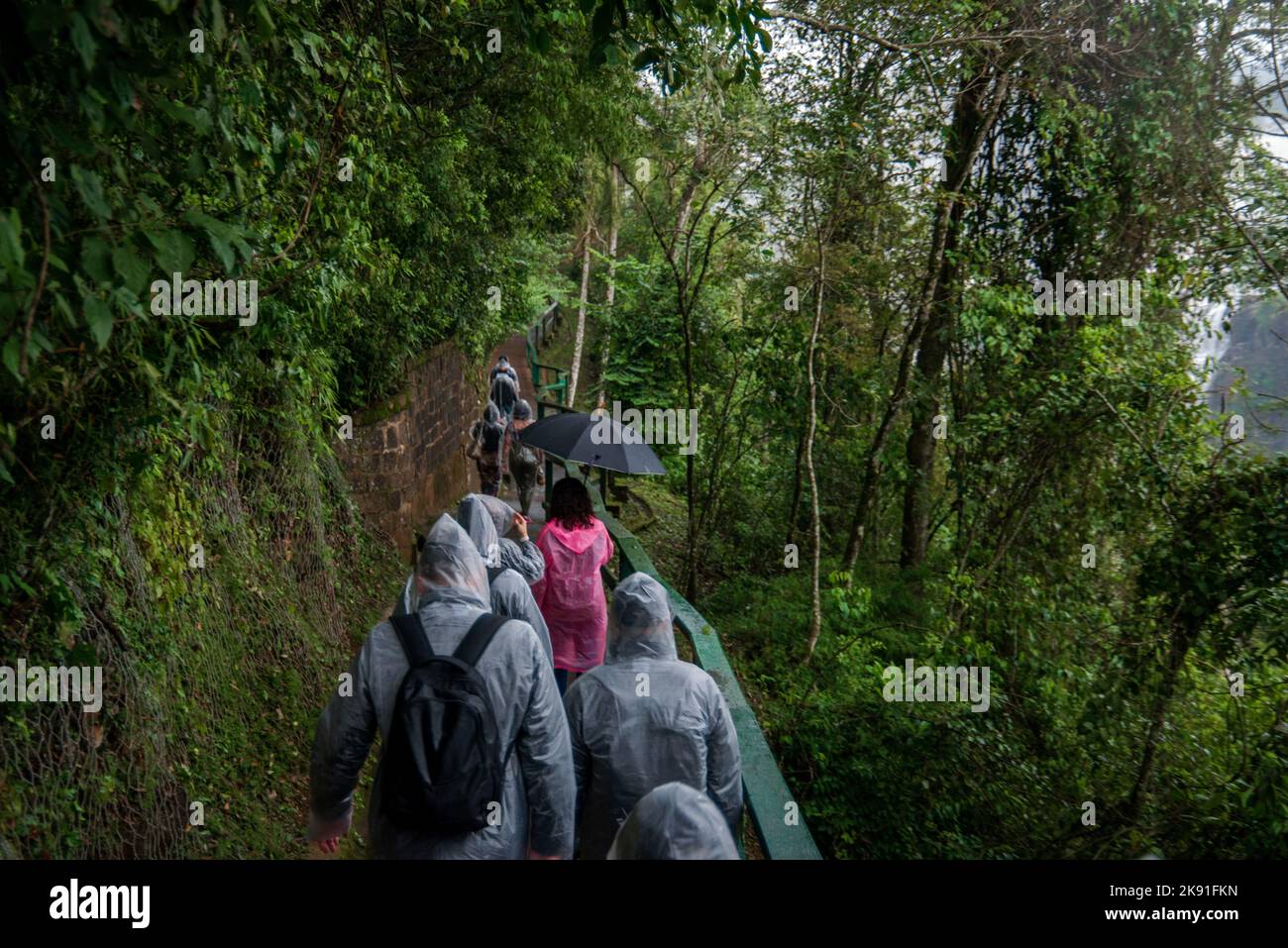 Chutes d'Iguazu avec les touristes par jour de pluie. Photo de haute qualité Banque D'Images