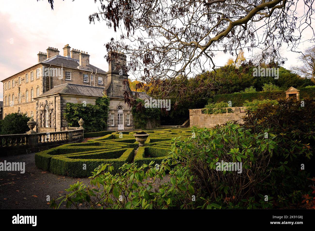 Le jardin et la construction de la Maison Pollok au début de l'automne Banque D'Images