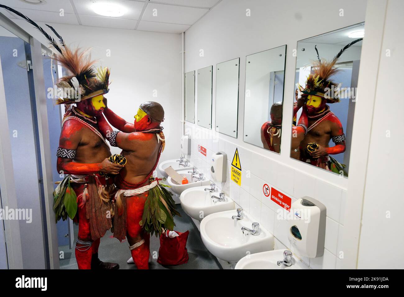 Les fans de Palau en Nouvelle Guinée appliquent de la peinture faciale dans les toilettes avant le match de la coupe du monde de Rugby League du groupe D au stade Halliwell Jones, à Warrington. Date de la photo: Mardi 25 octobre 2022. Banque D'Images