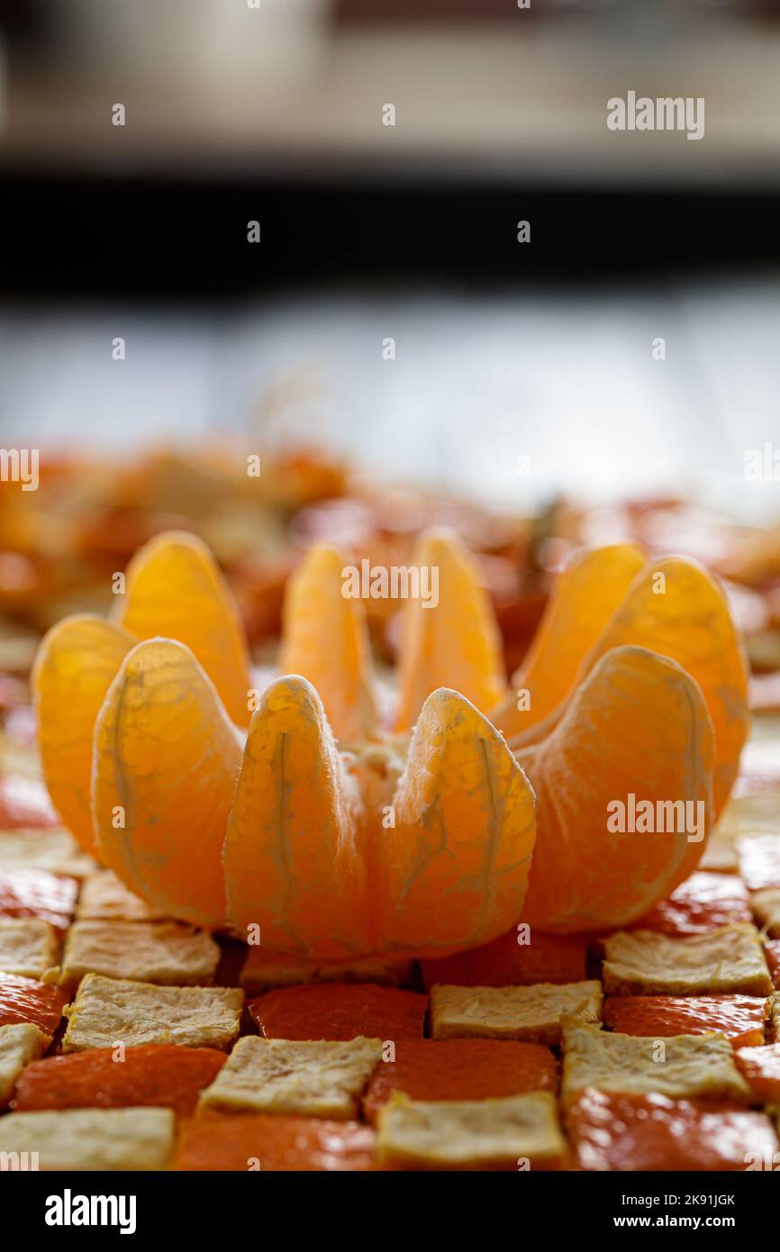 des tranches de mandarine orange sur le pelage en carrés Banque D'Images