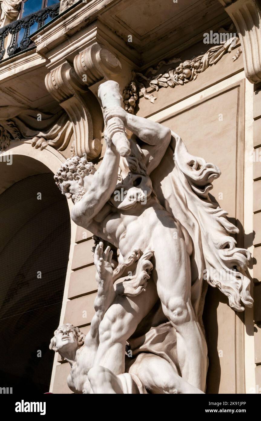 Sculpture baroque d'Hercule tuant Antaeus, porte du palais de Hofburg à Vienne, Autriche. Banque D'Images