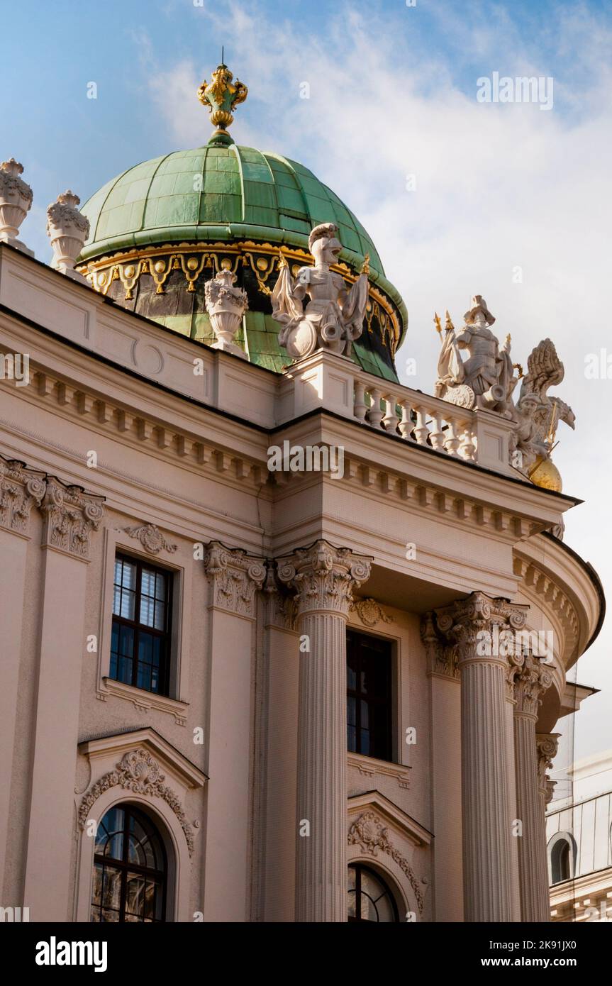 L'aile Saint-Michel du palais de la Hofburg fait face à la place centrale de Vienne, en Autriche. Banque D'Images