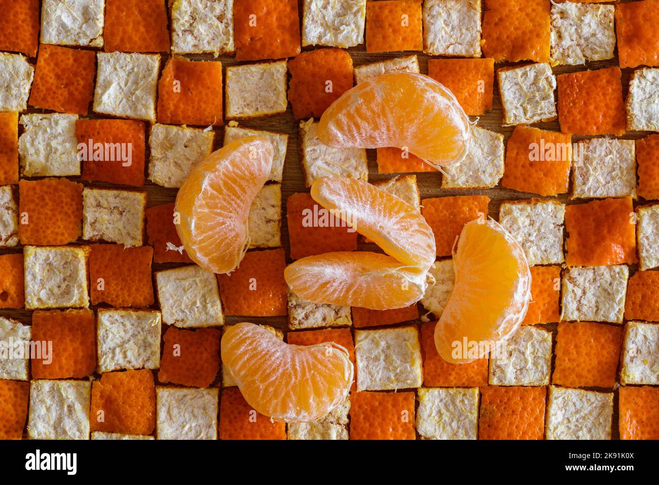 des tranches de mandarine orange sur le pelage en carrés Banque D'Images