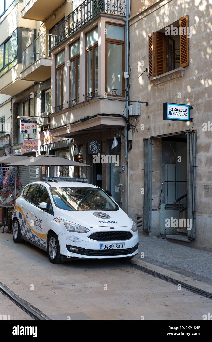 Une voiture de police du conseil local de Soller garée dans la rue, Ford C-Max monospace Banque D'Images