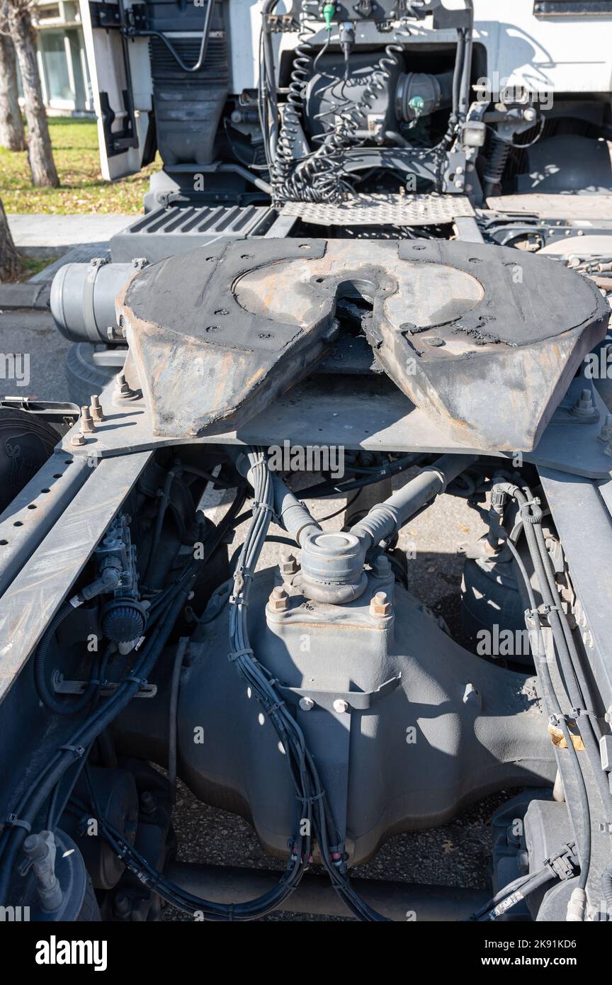 Détail de la cinquième roue d'un chariot, de l'attelage et du groupe différentiel arrière d'un chariot. Banque D'Images