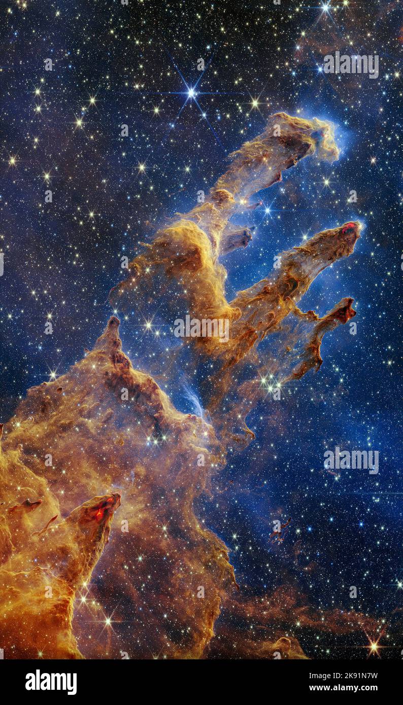 Les piliers de la création sont fixés dans un kaléidoscope de couleur dans la vision du télescope spatial James Webb de la NASA à la lumière proche infrarouge. Banque D'Images