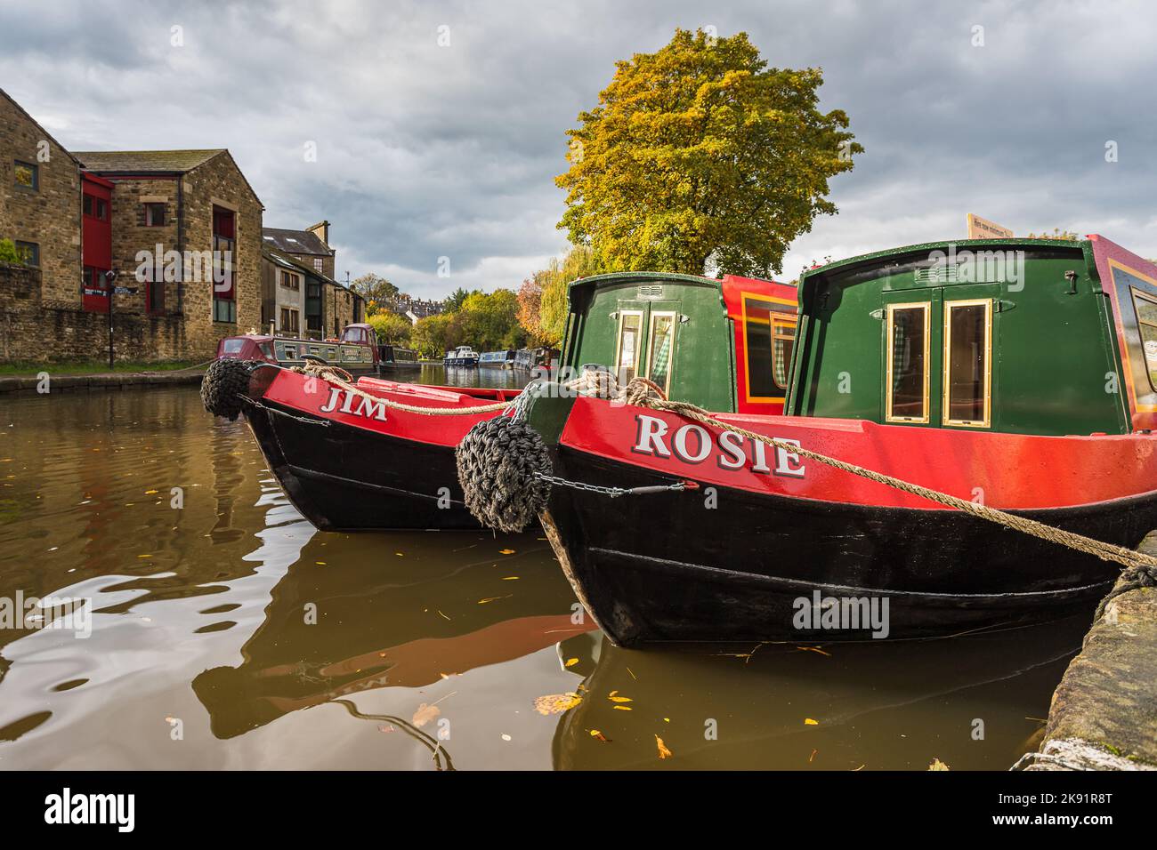 Rosie et Jim des bateaux étroits amarrés dans le bassin du canal de Skipton vu dans le Yorkshire en octobre 2022. Banque D'Images