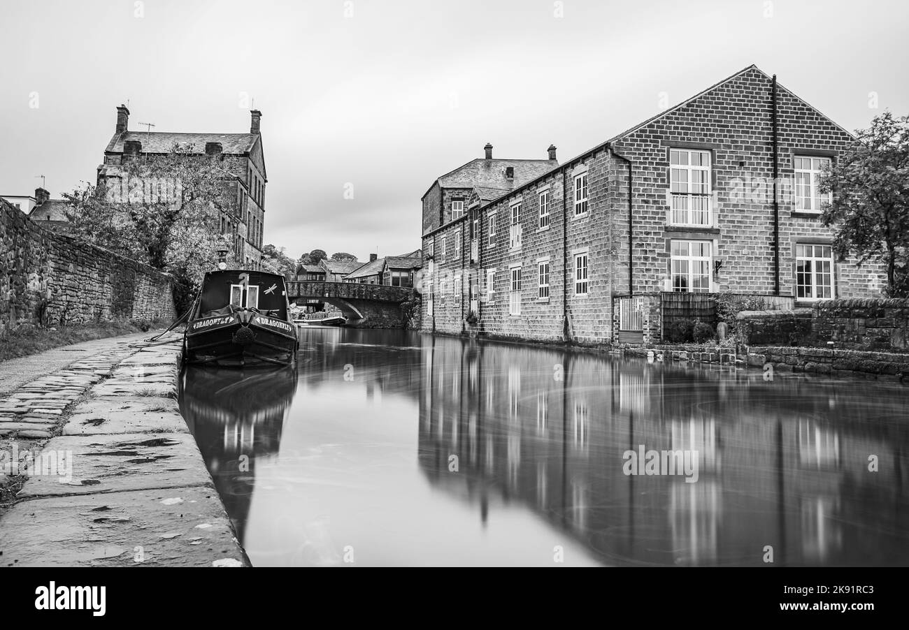 Une longue exposition du canal Leeds Liverpool à Skipton s'est transformée en noir et blanc en octobre 2022. Banque D'Images