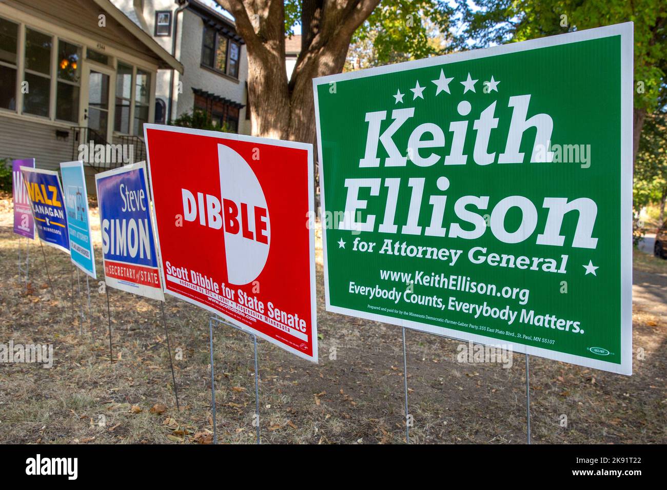 La cour politique signe des démocrates dans le sud de Minneapolis qui comprend un panneau Keith Ellison pour le procureur général du Minnesota. Banque D'Images