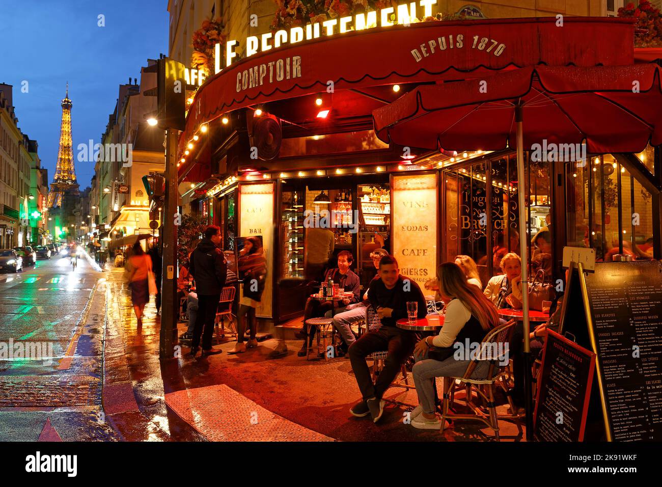 Le Recrutement est un café typiquement français situé près de la tour Eiffel à Paris, France. Banque D'Images