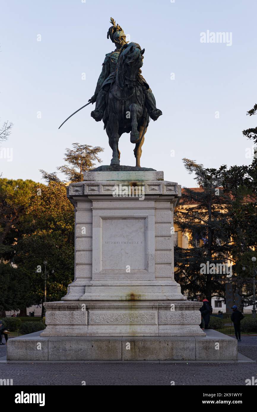 Monument aux héros des soldats, monument équestre de Victor Emanuel II sur la Piazza Bra Banque D'Images