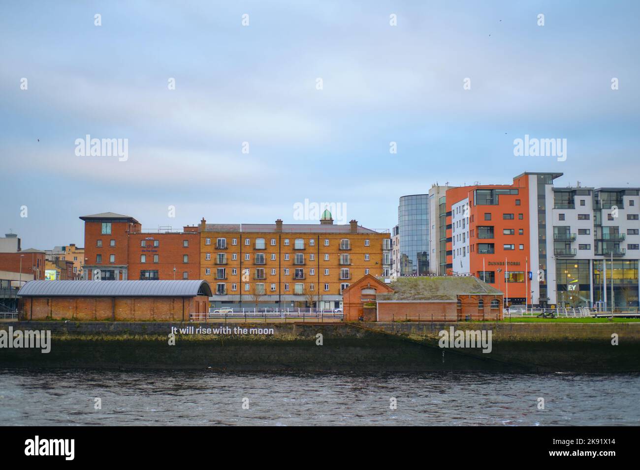 La conception extérieure des bâtiments de Limerick City le long de la rivière Shannon en Irlande Banque D'Images