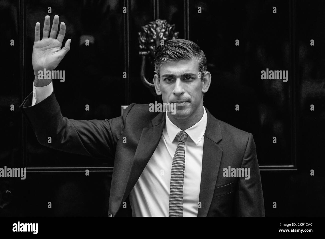 Londres, Royaume-Uni. 25th octobre 2022. Rishi Sunak, nouveau Premier ministre britannique, se défait à la suite de son premier discours devant Downing Street aujourd’hui. Credit: Imagetraceur/Alamy Live News Banque D'Images