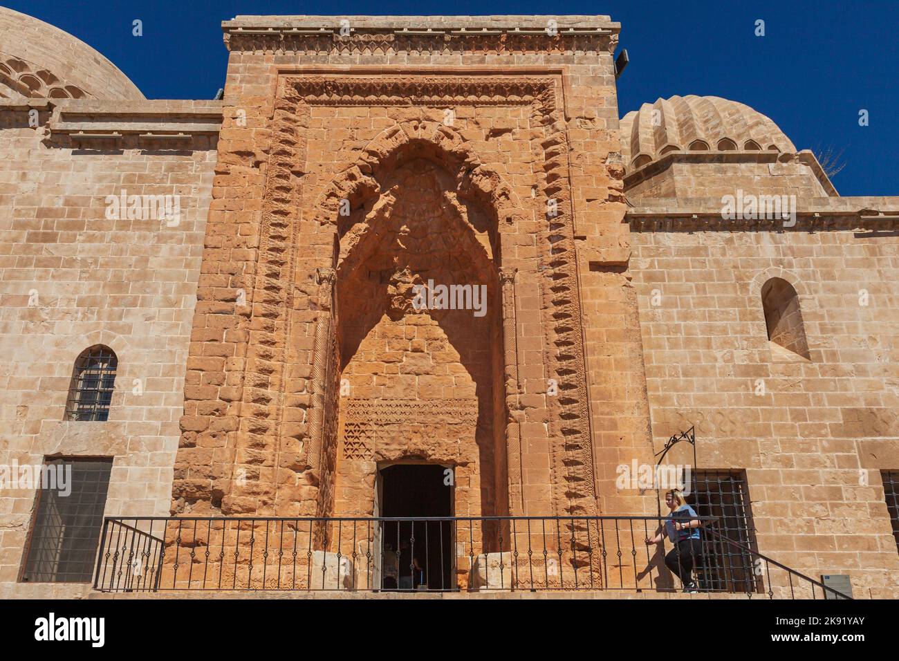 Une vue de l'entrée de Kasimiye Madrasah (Kasimiye Medresesi) la madrasa historique à Mardin, Banque D'Images