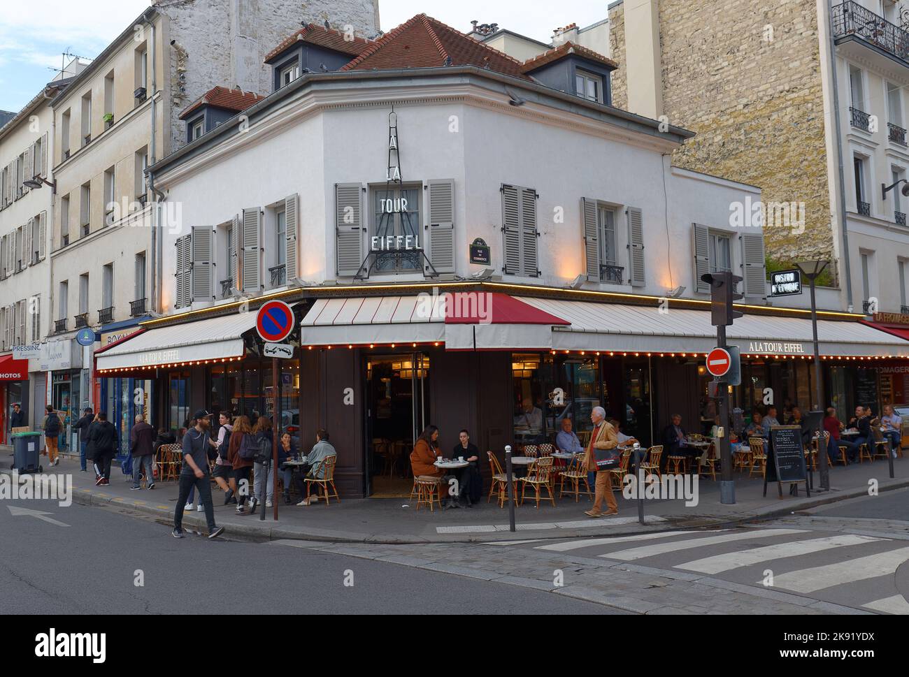 La Tour Eiffel est un café français typique situé près de la Tour Eiffel à Paris, en France. Banque D'Images