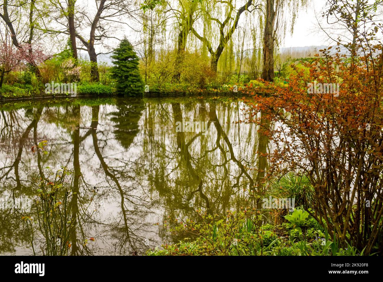 Images de réflexion. Réflexions sur l'eau. Les meilleurs reflets de la nature dans les jardins de Monet, Giverny, France Banque D'Images