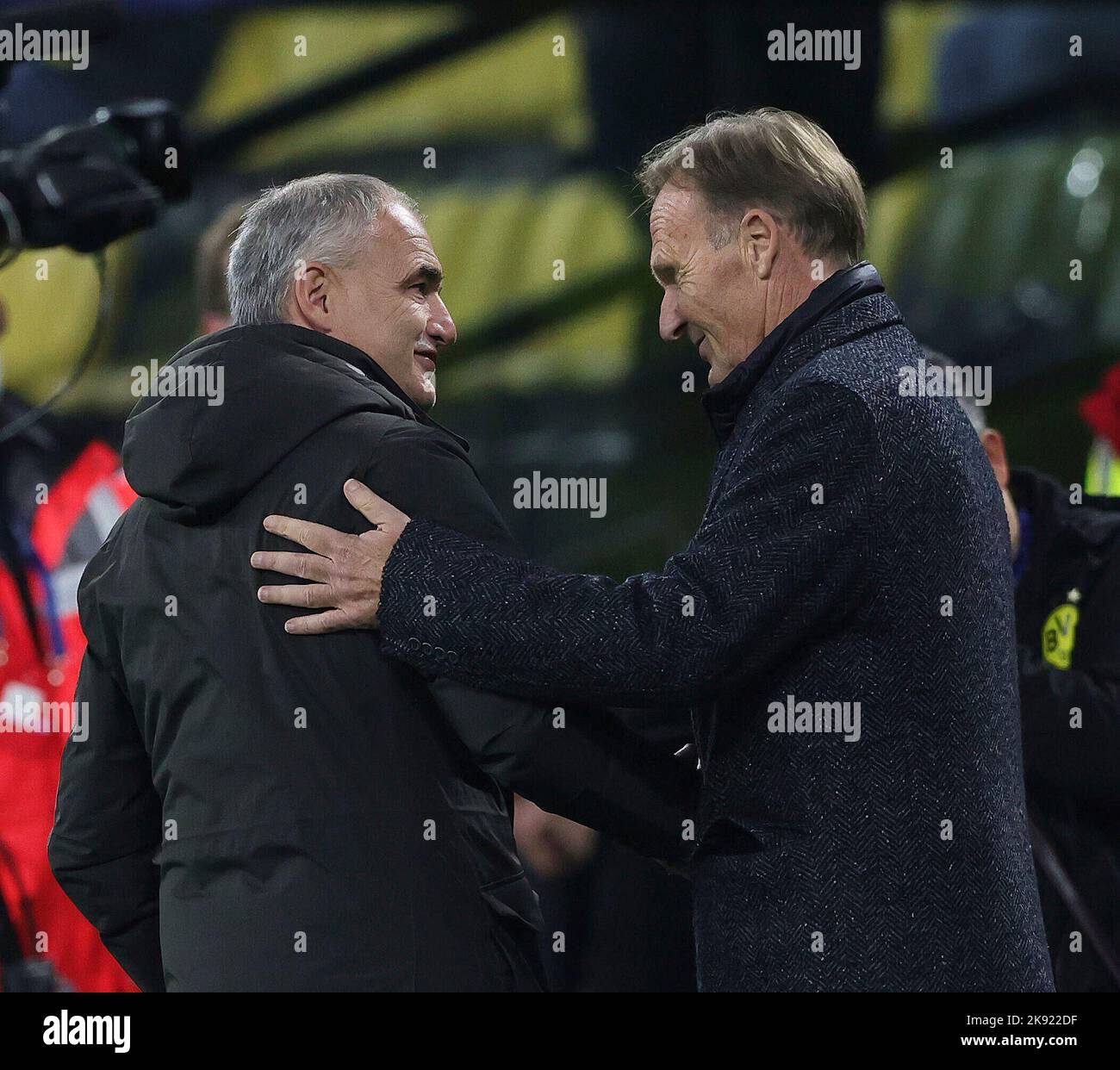 Dortmund, Allemagne. 25th octobre 2022. Firo : 15 octobre 2022, football, football, CL, Ligue des champions de l'UEFA, saison 2022/2023, phase de groupe, groupe G, BVB, Borussia Dortmund - Manchester City Stephane CHAPUISAT, ex-joueur BVB avec Hans-Joachim WATZKE/dpa/Alamy Live News Banque D'Images Dortmund, Allemagne. 25th octobre 2022. Firo : 15 octobre 2022, football, football, CL, Ligue des champions de l'UEFA, saison 2022/2023, phase de groupe, groupe G, BVB, Borussia Dortmund - Manchester City Stephane CHAPUISAT, ex-joueur BVB avec Hans-Joachim WATZKE/dpa/Alamy Live News Banque D'Images