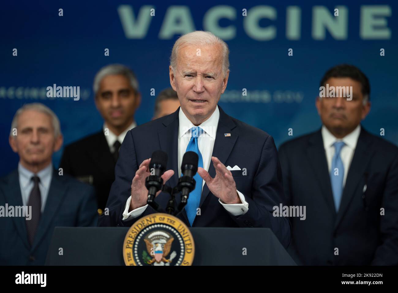 Le président des États-Unis Joe Biden prononce un discours sur les inoculations du virus covid avant de recevoir une balle à la Maison Blanche à Washington, DC, mardi, 25 octobre 2022. Crédit: Chris Kleponis/CNP Banque D'Images