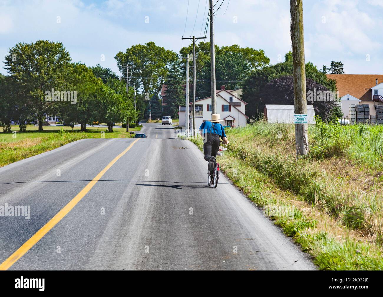 LANCASTER, États-Unis - 13 JUILLET 2010 : l'homme amish se déplace sur son scooter à destination de Lancaster, États-Unis. Les Amish n'utilisent pas l'électricité ni les voitures. Ils la vie t Banque D'Images