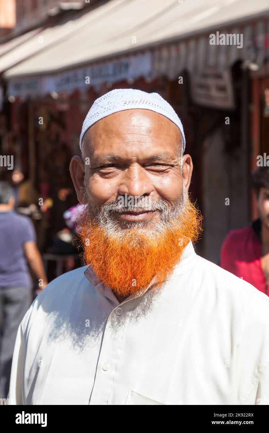 JAIPUR, INDE - 12 NOVEMBRE 2011 : homme barbu rouge posant avec un sourire dans la rue de Jaipur en Inde. La barbe est colorée avec Henna. Banque D'Images
