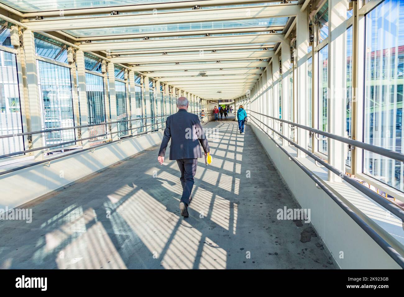 VIENNE, AUTRICHE - APR 24, 2015: Les gens utilisent le pont piétonnier pour traverser la rue à Althangrund à Vienne. Vienne offre beaucoup d'architecte moderne Banque D'Images
