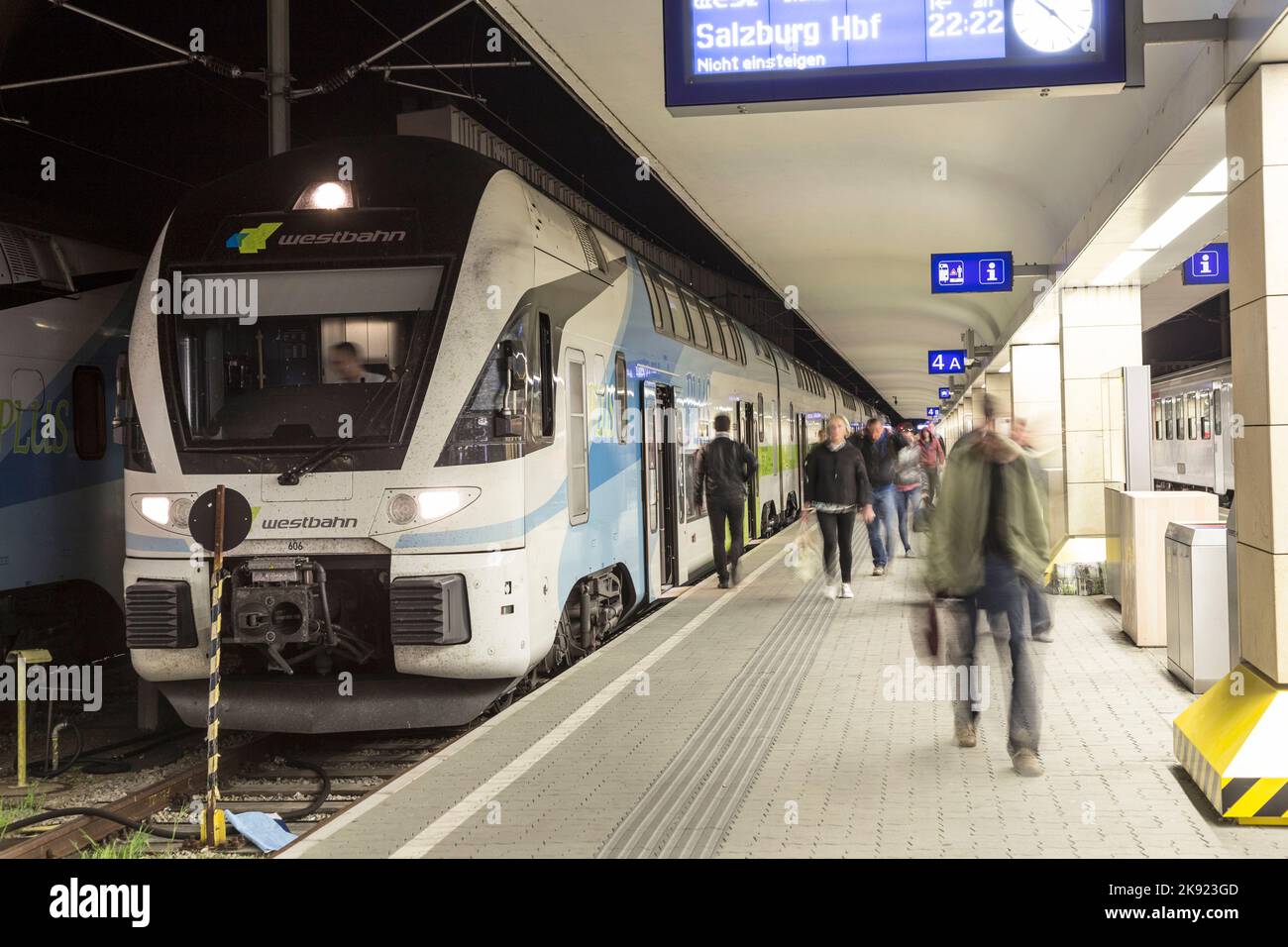 VIENNE, AUTRICHE - 25 avril 2015 : les gens arrivent à la gare Westbahnhof de vienne. Les trains de la Westbahn s'arrêtent à la gare Wien Westbahnhof en V. Banque D'Images