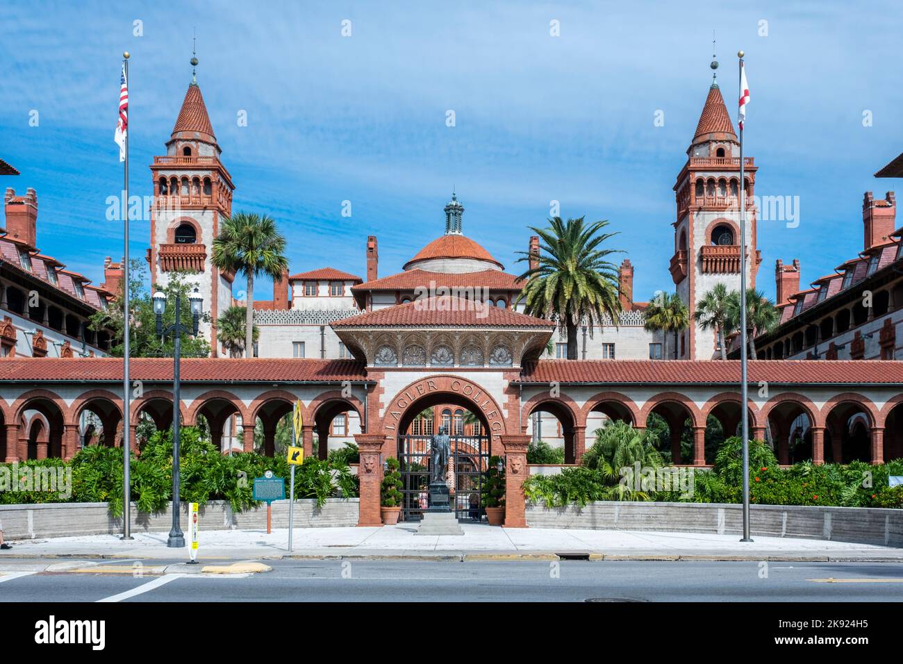 Vue extérieure de Flagler College par un ciel bleu. Banque D'Images