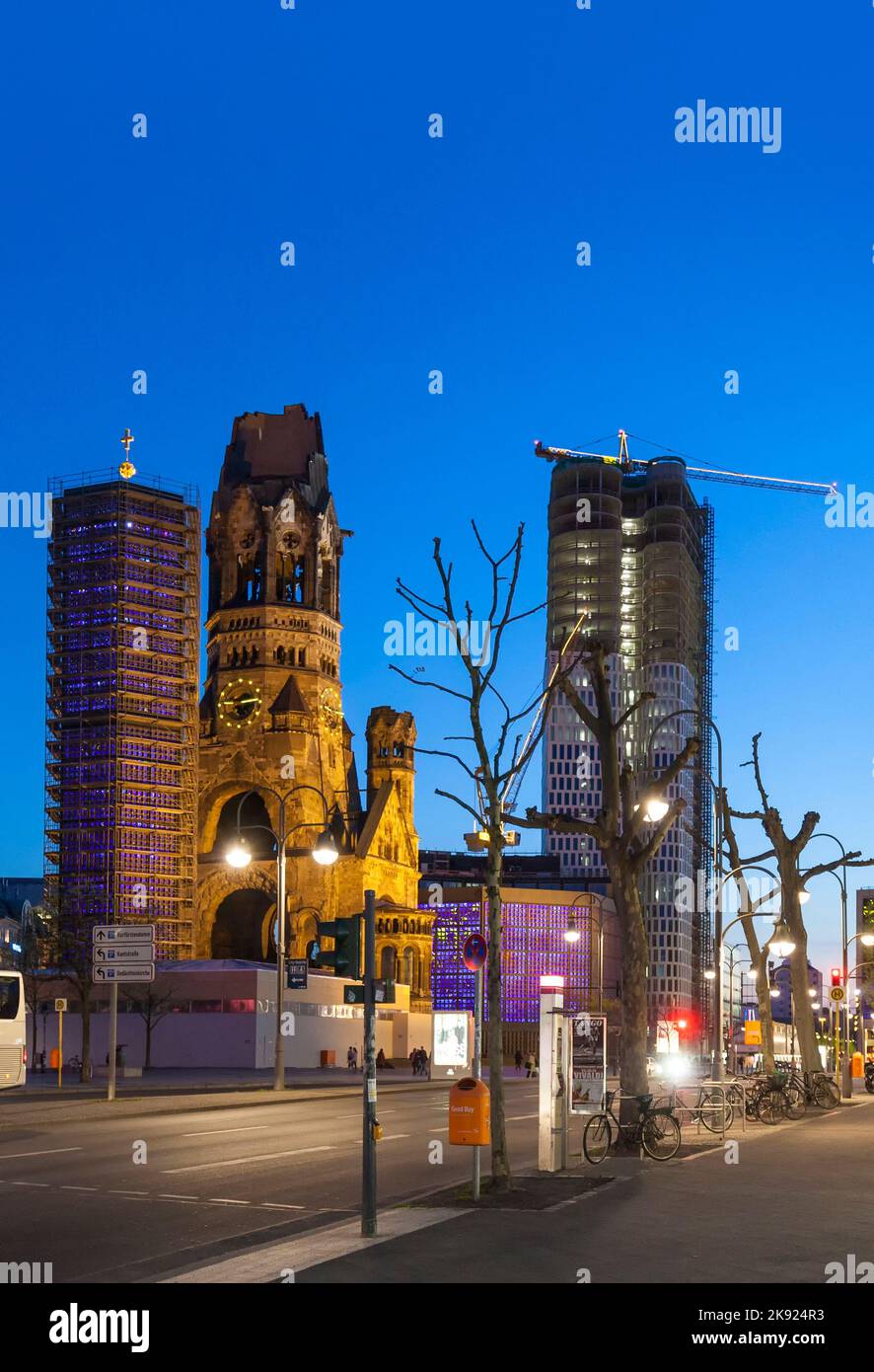 BERLIN, ALLEMAGNE - 2 MAI 2016 : le Kurfürstendamm (en commun Ku damm), l'une des avenues les plus célèbres de Berlin. La rue tire son nom de la Banque D'Images