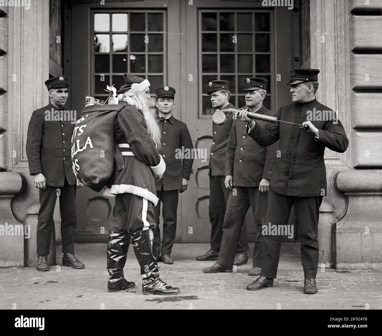 Histoire du Père Noël, décembre 1921 - le Père Noël et les policiers. Banque D'Images