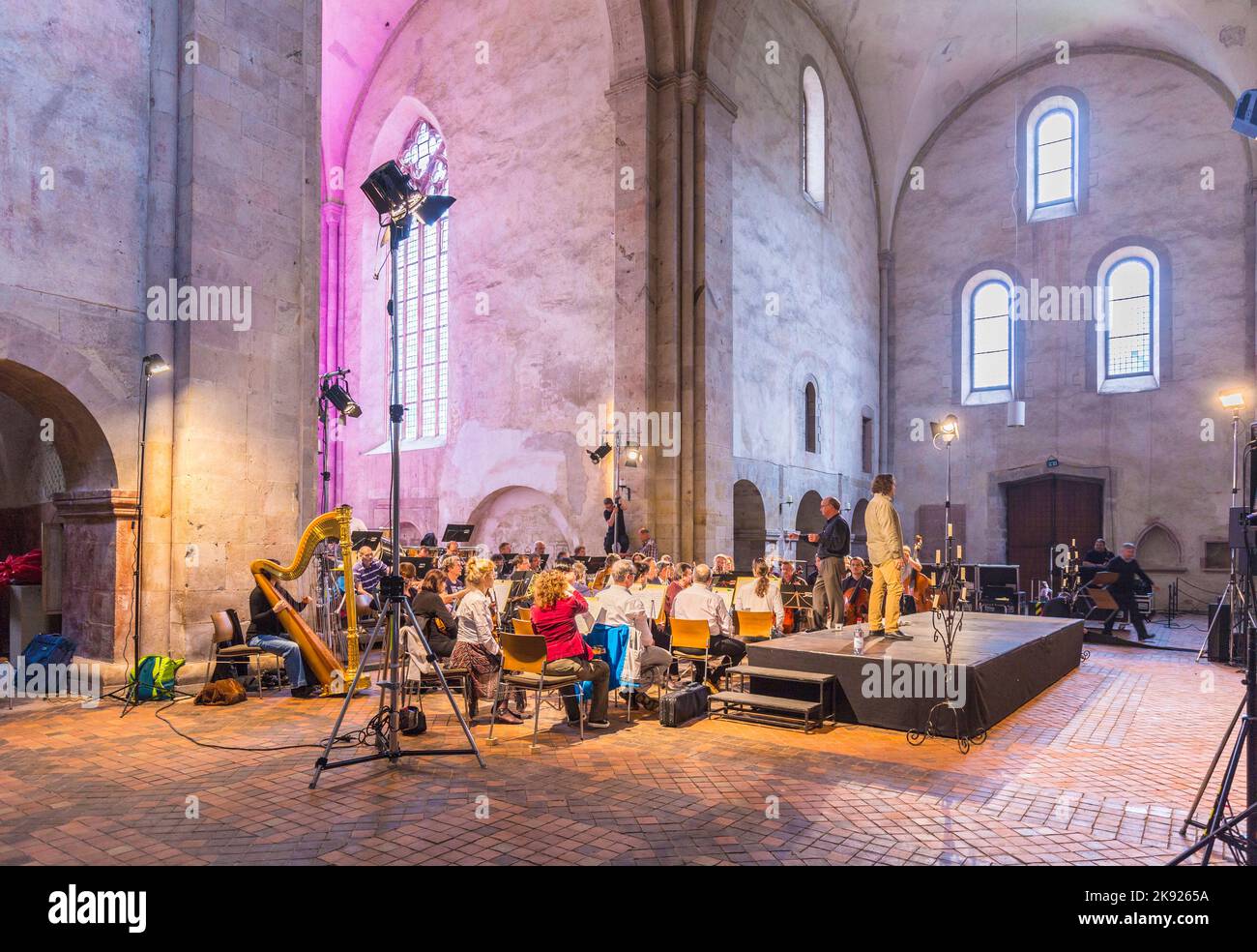 EBERBACH, ALLEMAGNE - 12 JUIN 2016: La chanteuse John Osborne et Lynette Tapia examin avec l'orchestre pour la performance de tonights de célèbres arias de classique Banque D'Images