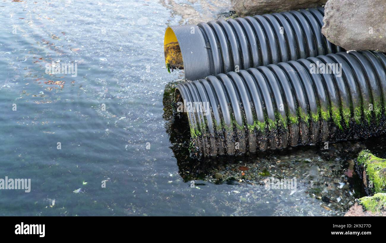 Déversement d'eaux usées dans l'océan. La pollution des eaux usées cause une crise environnementale. Les déchets urbains et l'eau toxique industrielle vont directement à la mer ou à la rivière Banque D'Images