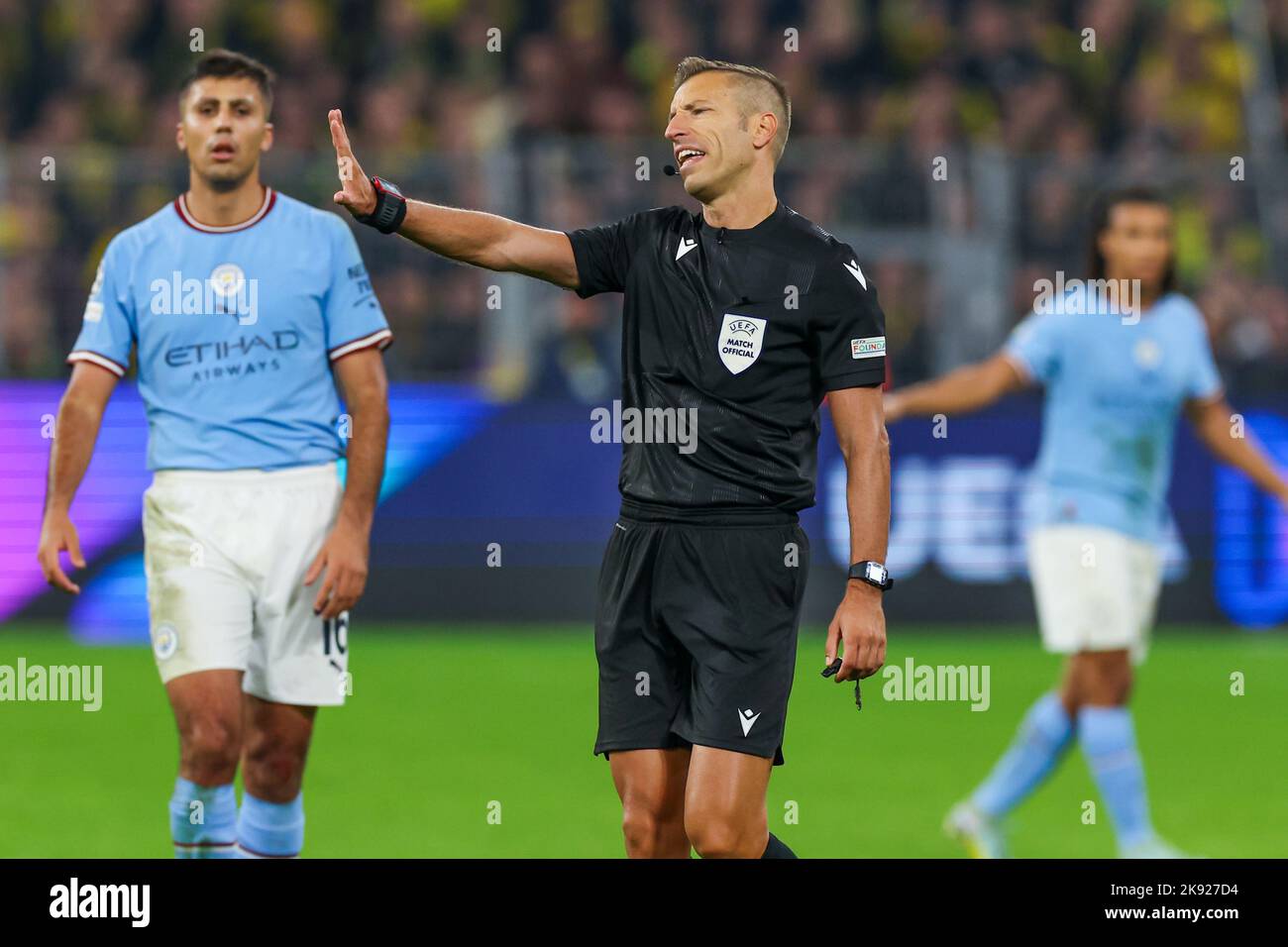 DORTMUND, ALLEMAGNE - OCTOBRE 25 : arbitre Davide Massa (ITA) lors du match G de la Ligue des champions de l'UEFA entre Borussia Dortmund et la ville de Manchester au parc signal Iduna sur 25 octobre 2022 à Dortmund, Allemagne (photo de Marcel ter Bals/Orange Pictures) Banque D'Images