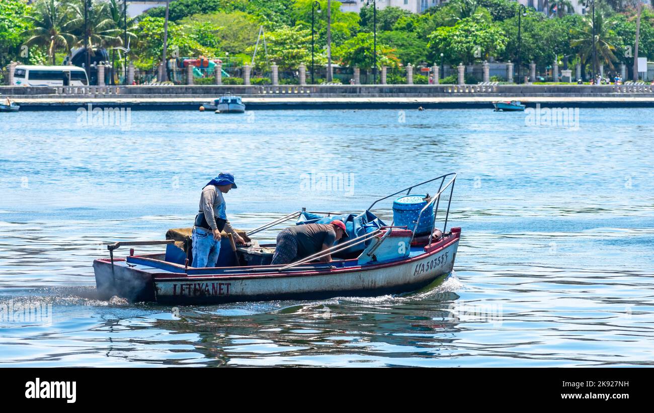 Pêcheurs mâles dans un bateau rustique dans la baie de la Havane Banque D'Images