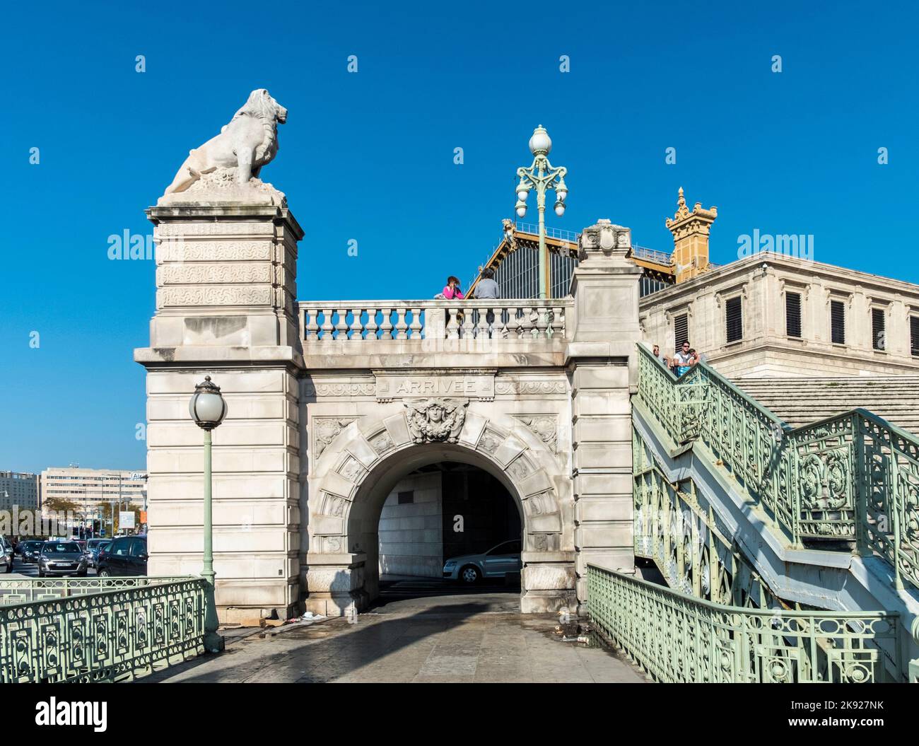 MARSEILLE, FRANCE - 31 octobre 2016 : les gens attendent devant la gare Saint Charles de Marseille. La gare a ouvert ses portes en 1848 et est le train principal Banque D'Images