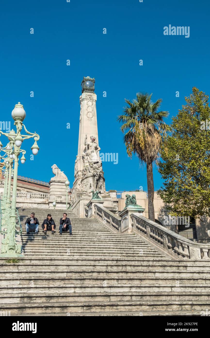 MARSEILLE, FRANCE - 31 octobre 2016 : les gens attendent devant la gare Saint Charles de Marseille. La gare a ouvert ses portes en 1848 et est le train principal Banque D'Images