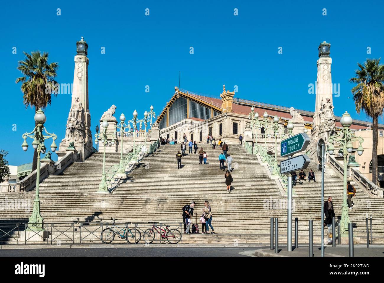 MARSEILLE, FRANCE - 31 octobre 2016 : les gens attendent devant la gare Saint Charles de Marseille. La gare a ouvert ses portes en 1848 et est le train principal Banque D'Images