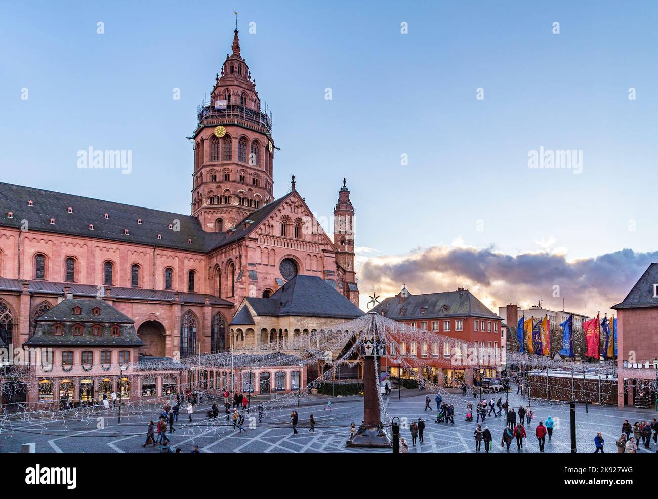 Mayence, Allemagne - 19 NOVEMBRE 2016 : marché de noël ATST. Cathédrale de Martin à Mayence (en allemand : Mainzer Dom) qui représente le point le plus élevé de Romane Banque D'Images