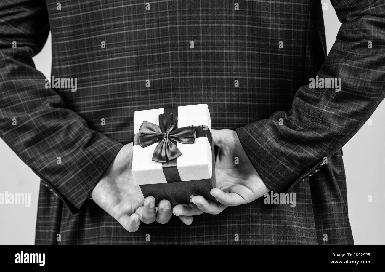 Présenter la boîte dans les mains des hommes derrière le dos, le lendemain de Noël Banque D'Images